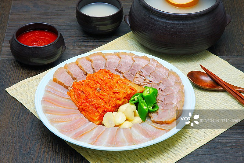 洪鱼三合：泡菜搭配发酵鳐鱼和蒸猪肉图片素材