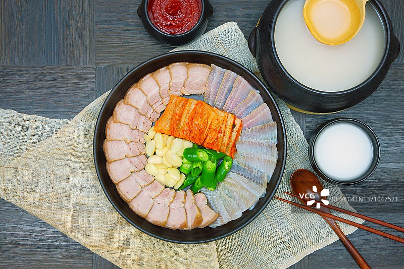 洪鱼三合：泡菜搭配发酵鳐鱼和蒸猪肉图片素材