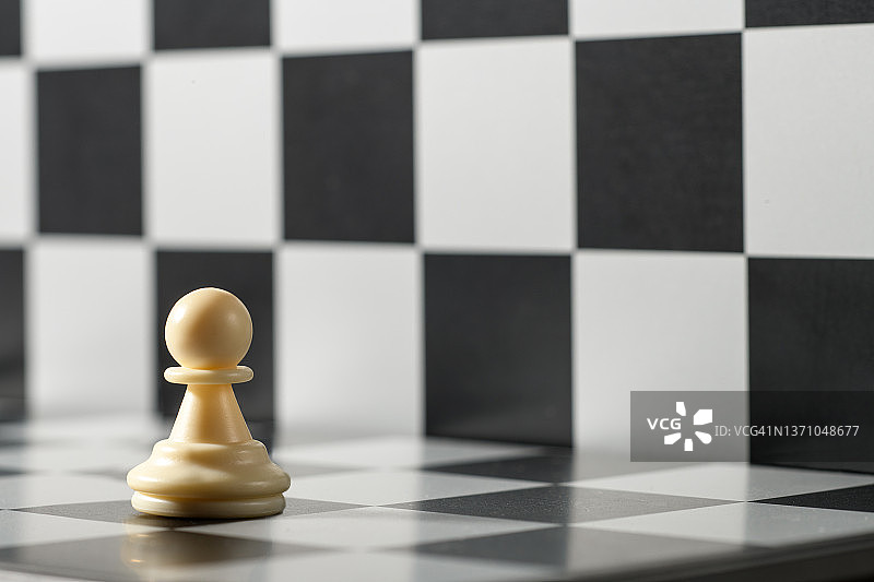 棋盘上的白色兵棋子图片素材
