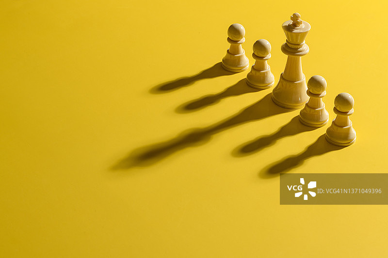 以白色国际象棋国王为首的团队及其竞争图片素材