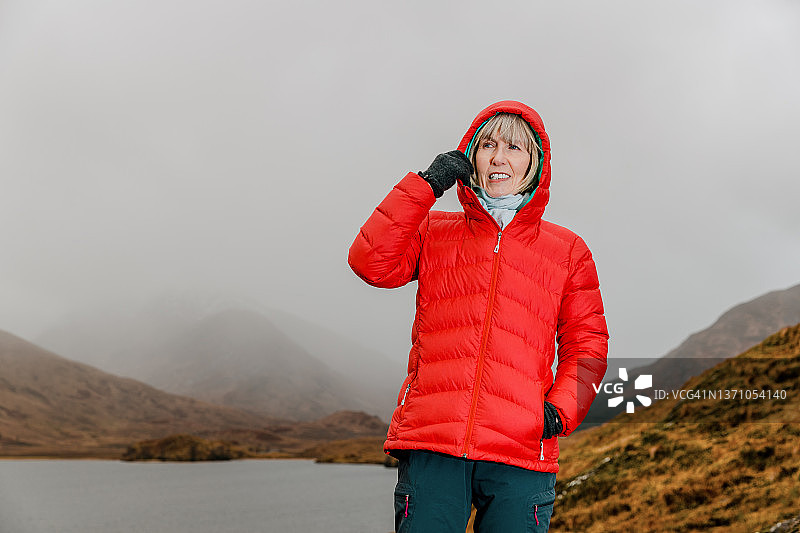 在寒冷多云的苏格兰高地的女人图片素材