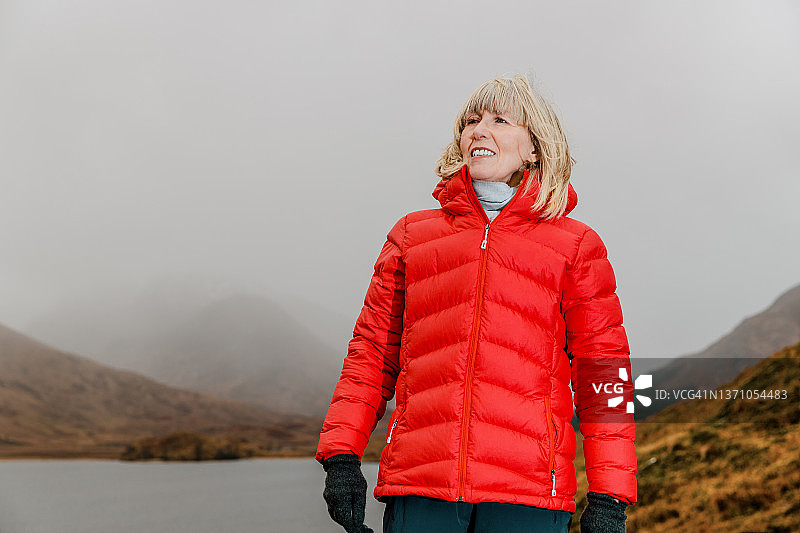在寒冷多云的苏格兰高地的女人图片素材