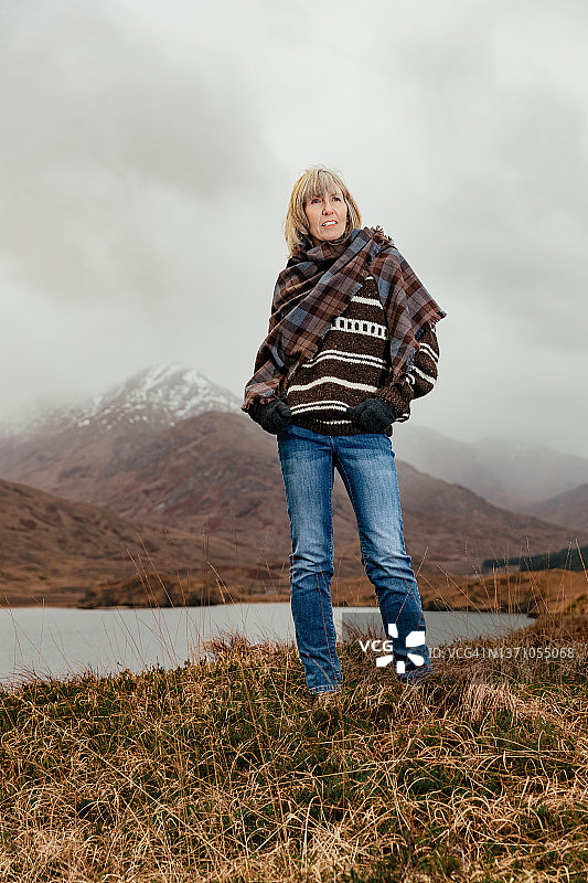 在苏格兰高地的女人图片素材