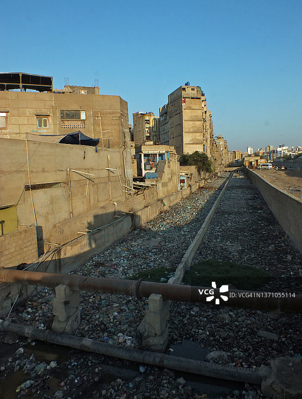 在污染边缘挣扎求生图片素材