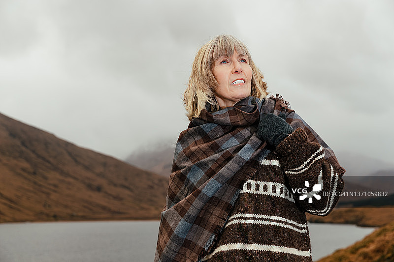 在苏格兰高地的女人图片素材