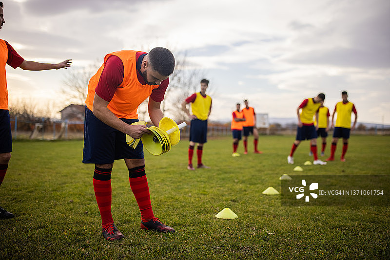 白人男子足球运动员进行锥形障碍训练图片素材