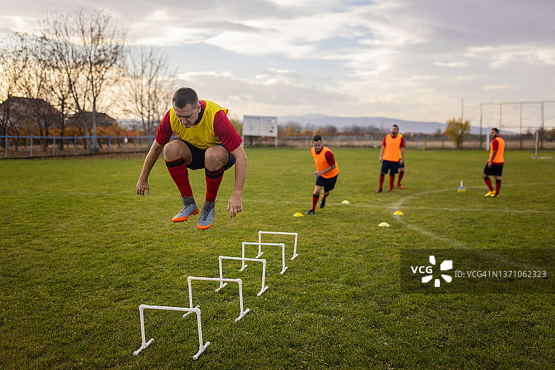 年轻男子足球运动员正在进行户外足球训练图片素材