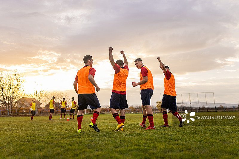 足球队在足球比赛中庆祝胜利图片素材