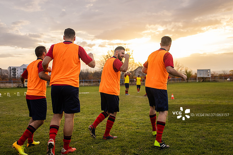 兴奋的足球队庆祝比赛胜利图片素材