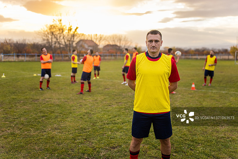 身穿黄色反光衫的男性足球运动员肖像图片素材