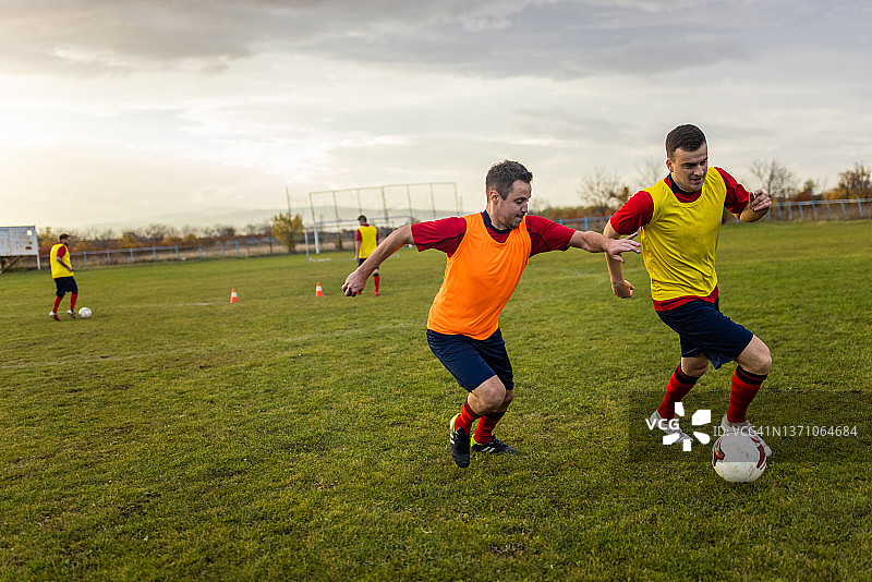 正在户外训练的白人男足球运动员图片素材