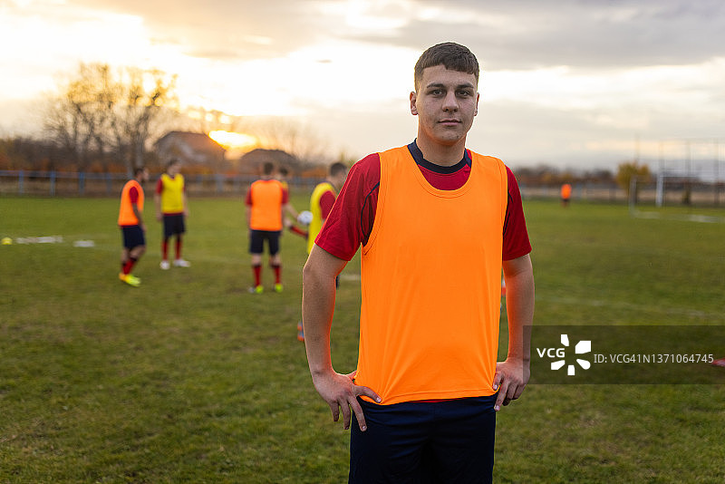 身穿橙色反光衫的男子足球运动员图片素材