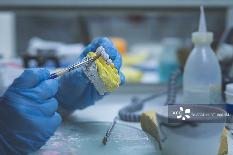 牙医正在进行面部牙科修复图片素材