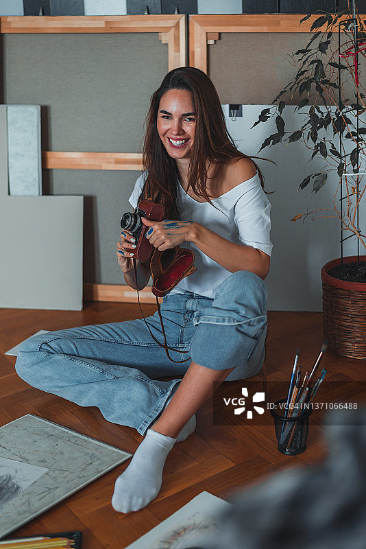 用老式胶片相机拍照的女人图片素材