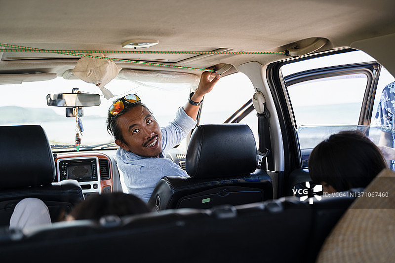 男人在货车里露营图片素材