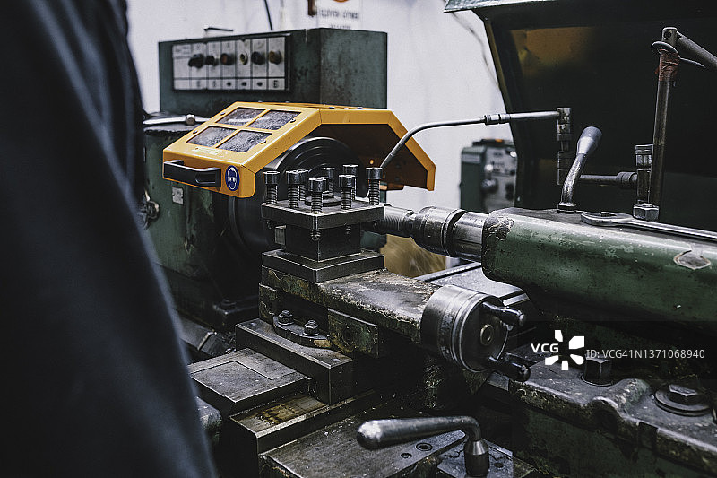 工厂工人操作铣床图片素材