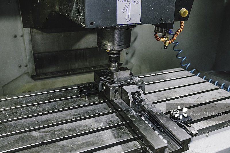 金属加工：数控铣床模具制造图片素材