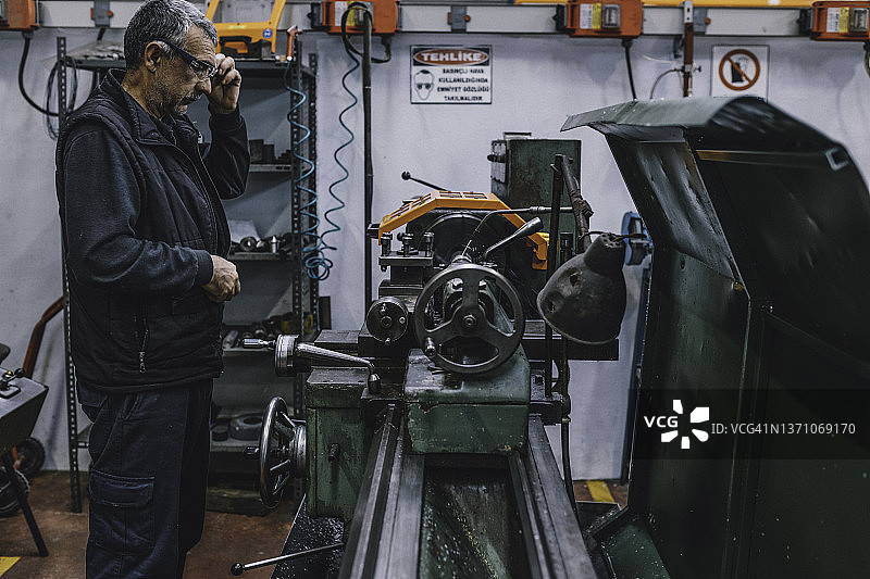 工厂工人操作铣床图片素材