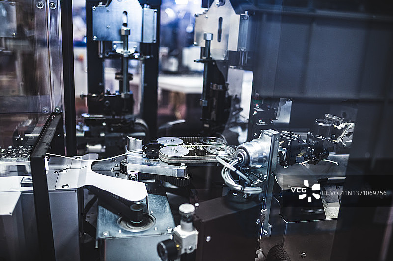 自动线材加工机在工厂中剥线和切割电缆图片素材