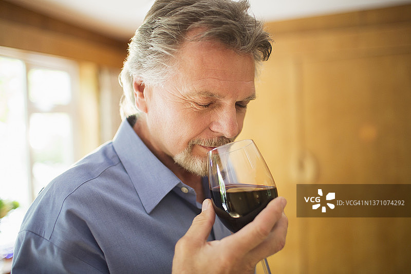 品尝红酒的宁静男人特写图片素材