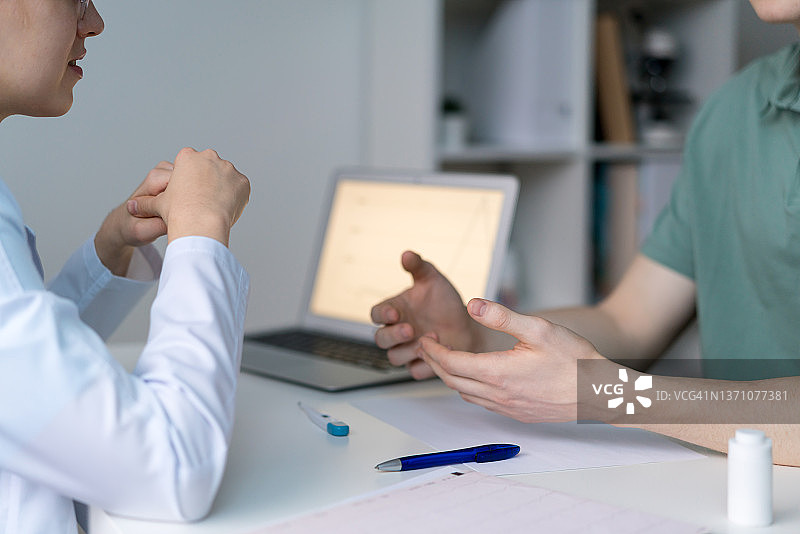 男病人与医生讨论检查结果，描述症状图片素材