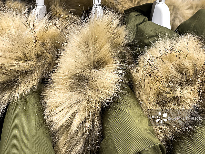 货架上挂着的毛领外套图片素材