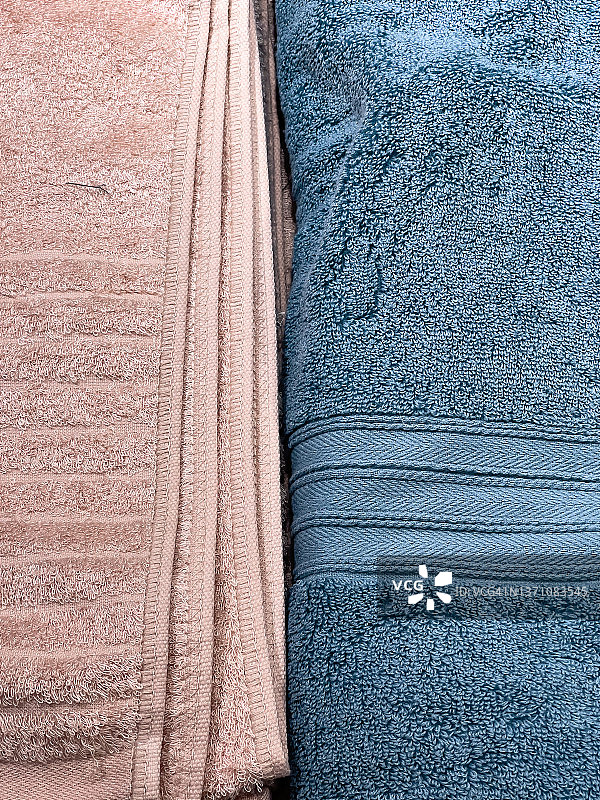 堆叠在一起的粉色和蓝色浴巾图片素材