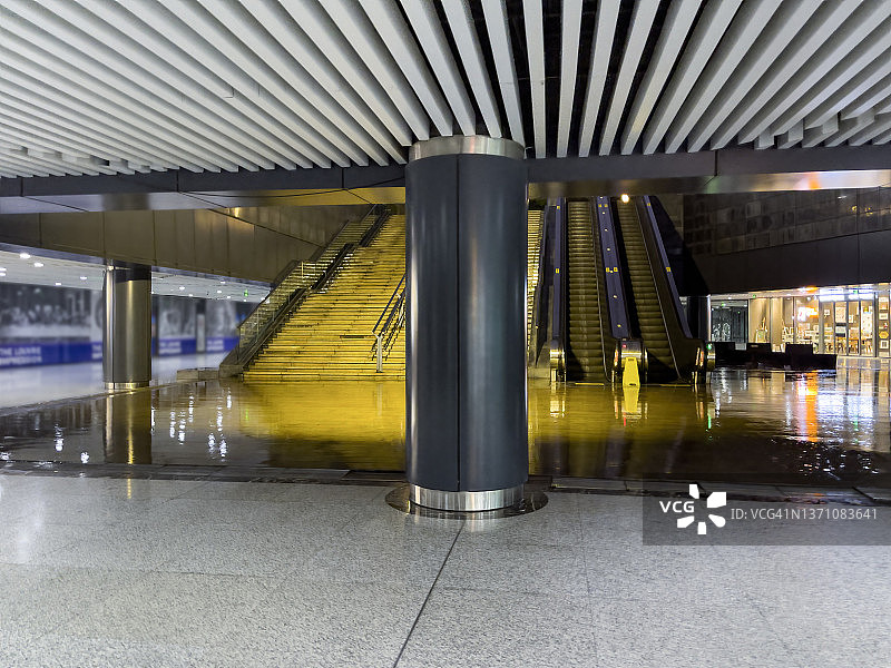 雨夜中的地铁站图片素材