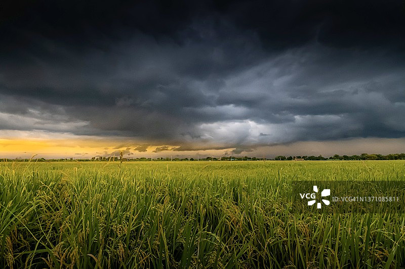 日落时分农场上空的暴风云图片素材