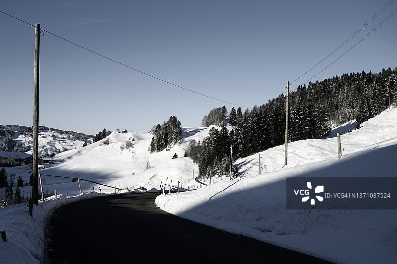 乌尔内施附近的蜿蜒道路图片素材