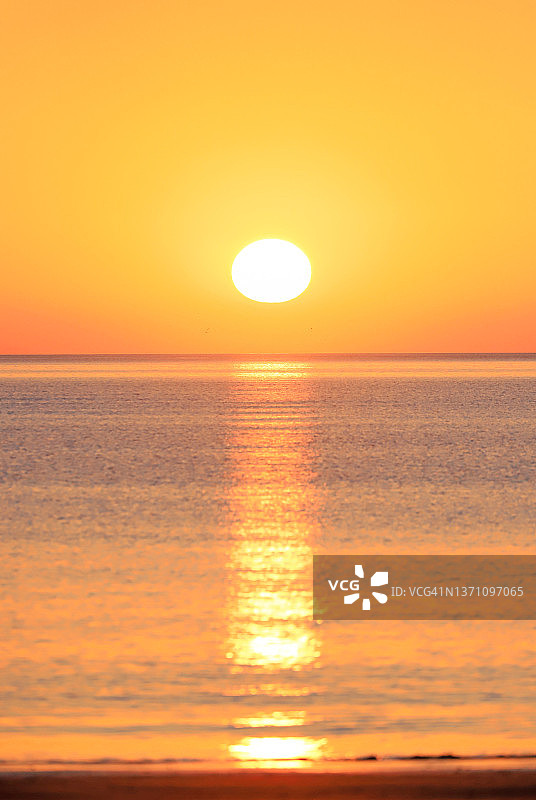 海洋上的日出图片素材