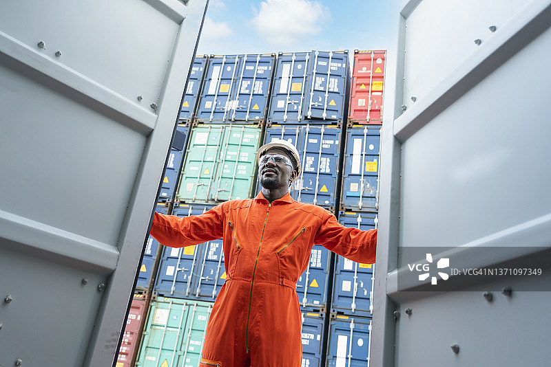 工程师团队正在工作，他们正在装载集装箱以支持物流和进出口业务图片素材