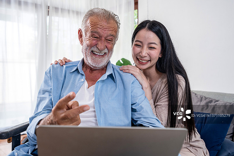 孙女在家中陪伴爷爷图片素材