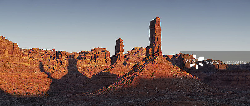 美国犹他州神之谷沙漠景观的日出图片素材