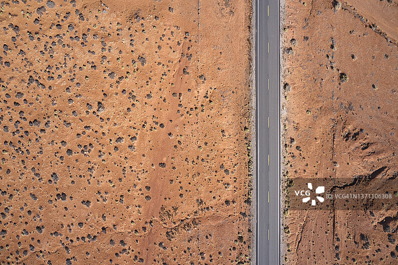 美国沙漠景观中的空旷沥青路图片素材