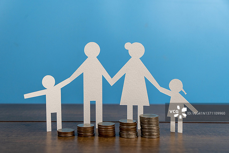 纸片家庭模型与桌面上的钱币图片素材