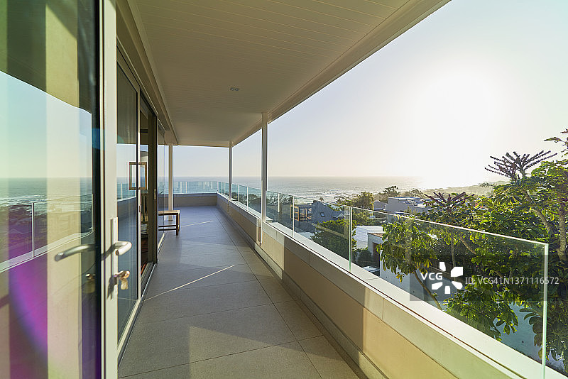 阳光明媚的家，展示带海景的室外阳台图片素材