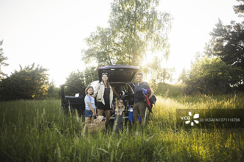 一家人在电动汽车充电站旁图片素材