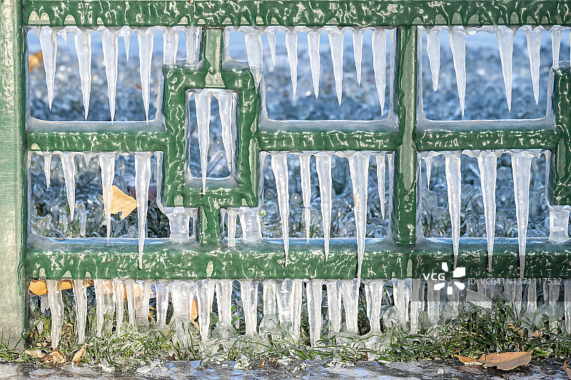 栏杆上悬挂的冰边图片素材