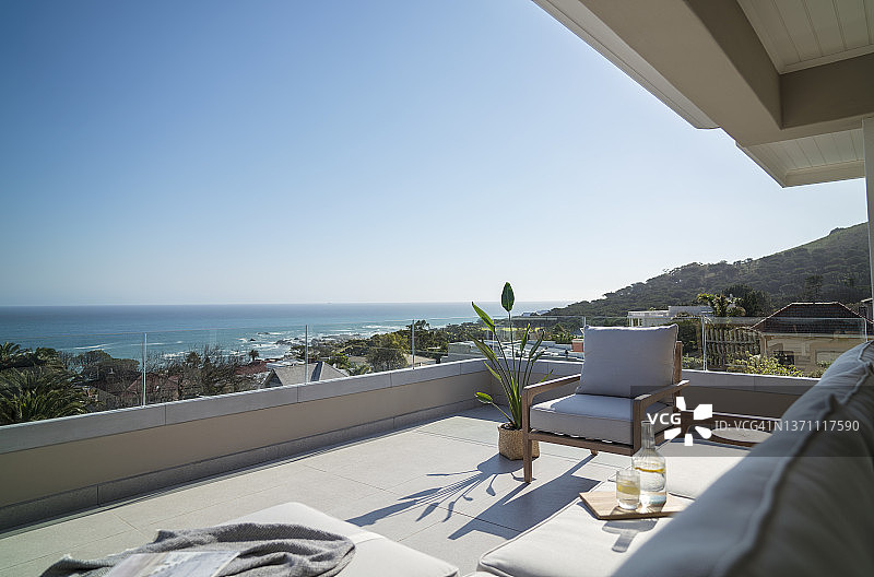 豪华住宅阳台上的阳光海景图片素材