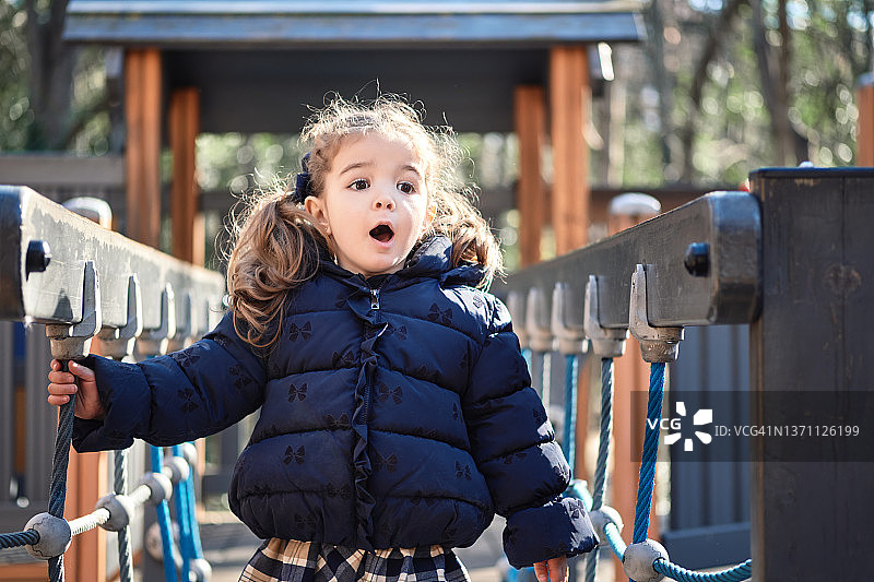 在操场上的惊讶女孩图片素材