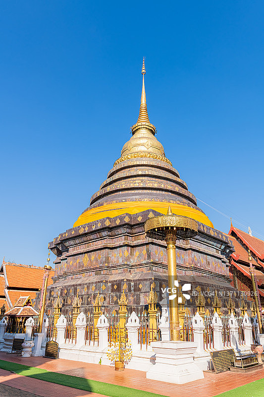 南邦銮佛寺壮观景色：泰国南邦府标志性佛教景点图片素材
