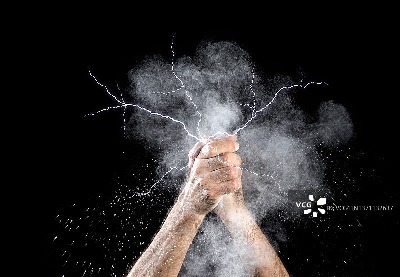 触碰带烟雾和闪电的爆炸物的手图片素材