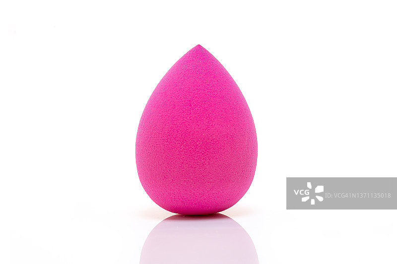 美妆产品概念：粉紫色复活节彩蛋形粉底海绵，白色背景，复活节简约美妆图片素材