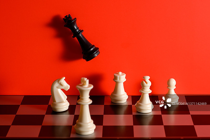 团队合作理念和策略的国际象棋棋盘游戏，商业成功概念图片素材