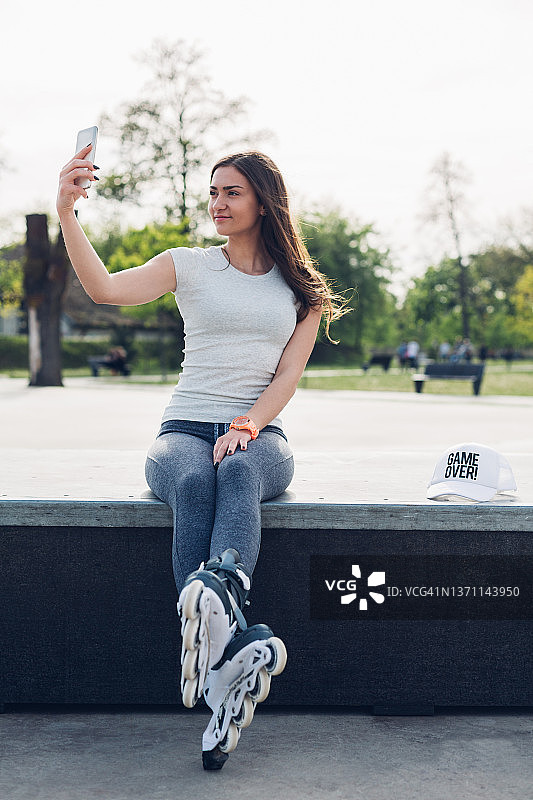 年轻女人自拍图片素材