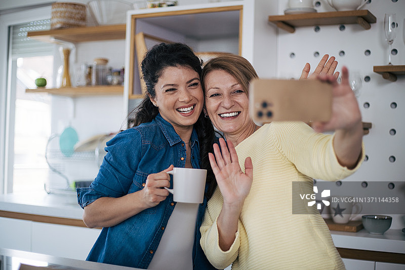 母女在厨房自拍图片素材