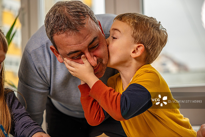 父子分享爱意和温情图片素材