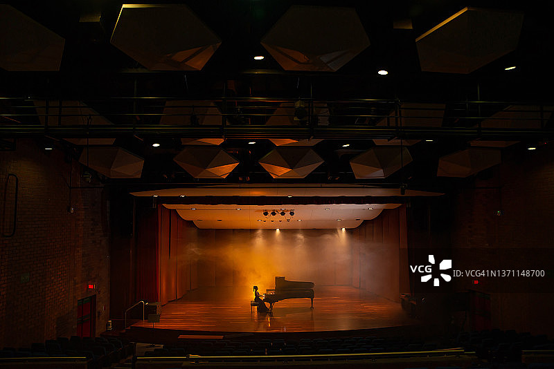 女钢琴家在音乐厅准备她的独奏会图片素材