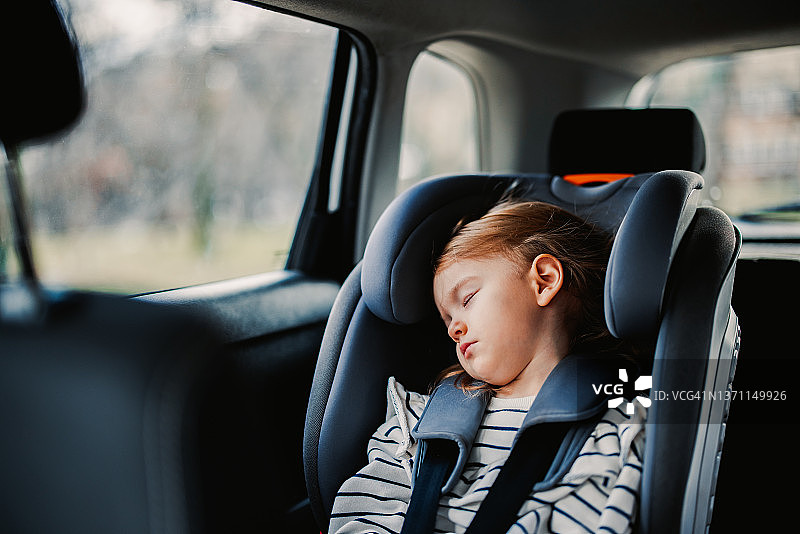 乘车旅行中小憩的女孩图片素材